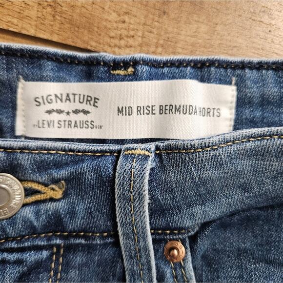 Signature Levi Strauss Mid Rise Bermuda Medium Wash Cuffed Denim Jeans Shorts 8 - Picture 7 of 12